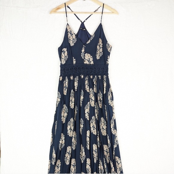 Elegant Navy Floral Maxi Dress - Picture 4 of 4